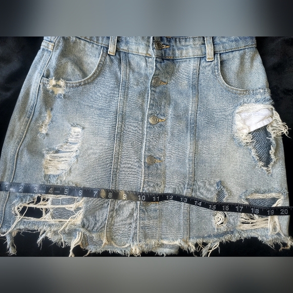 FREE PEOPLE 🤩 Distressed Button Down Jean Skirt Size 6 100% Cotton!!!! 🥰 - Picture 9 of 14